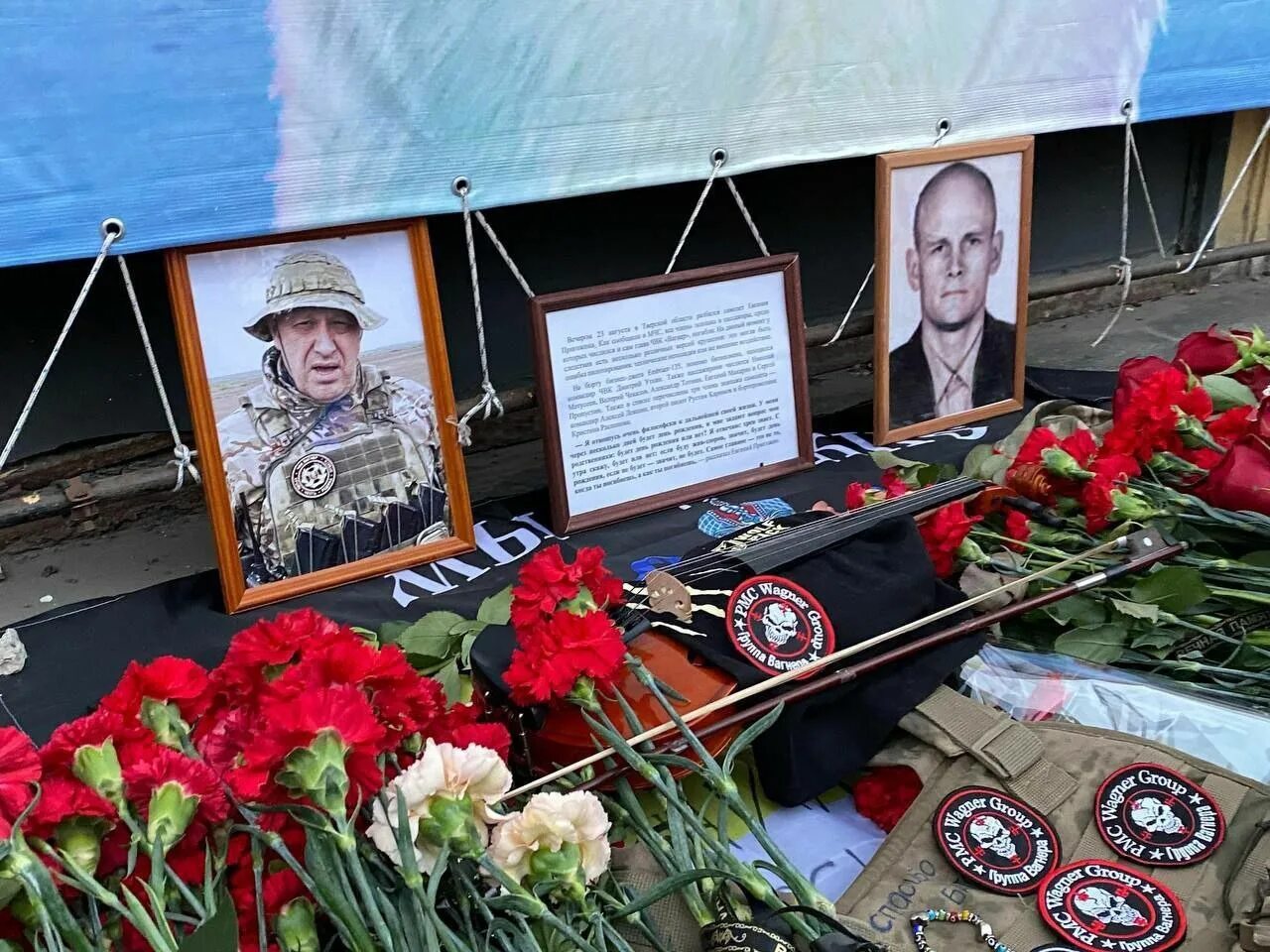 Стихийный мемориал в ростове на дону. Стихийный мемориал в ростове на дону. Памятник пришлжину и уткину. Стихийный мемориал в ростове на дону. Пригожин в ростове, танк возле цирка.