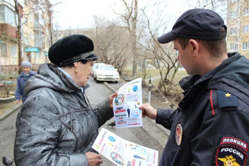 Мошенники полиция кредит. Осторожно мошенники полиция Екатеринбург. Аферисты Нижний Тагил. Полиция Талица Свердловской области сотрудники. Фотография полицейские и жулики.