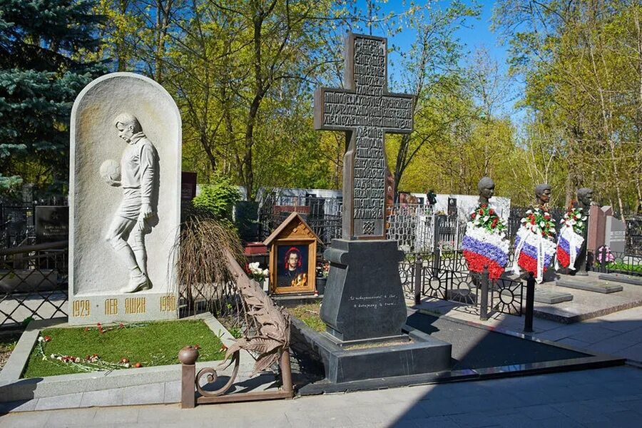Тальков похоронен. Могила Игоря Талькова на Ваганьковском кладбище. Памятник Игорю Талькову на Ваганьковском кладбище. Могила Игоря Талькова.