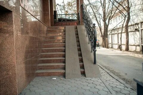Под пандусом