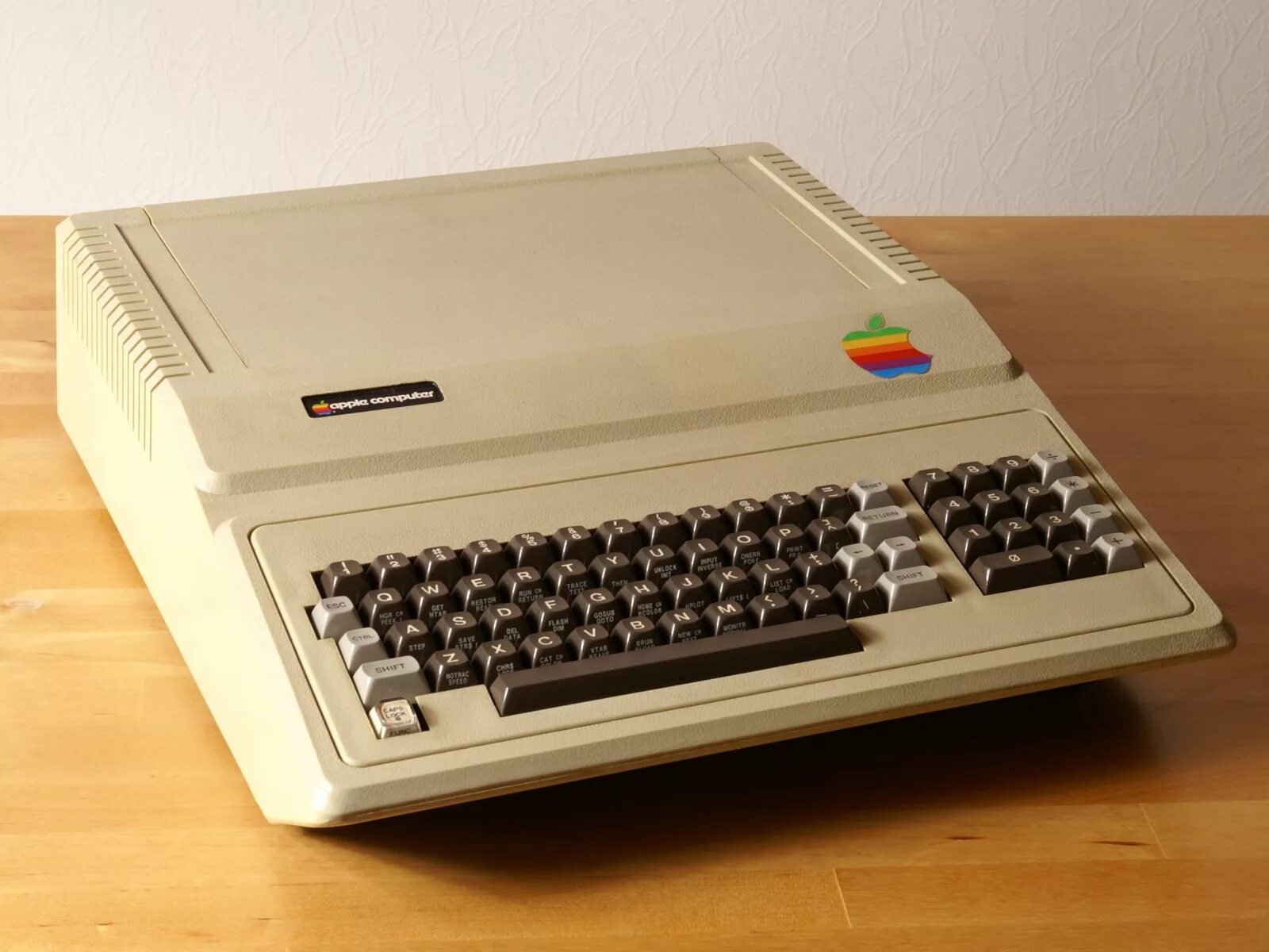 Apple 2 компьютер. Apple II 1977. Эппл 2 компьютер 1977. 1977 Год Apple 2.