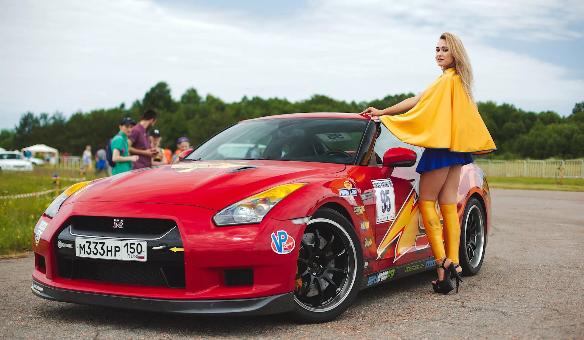 Фотосессия с машиной. Спортивные девушки и авто. Машина для девушек угар. Девушка в машине. Девушка в машине на парковке.