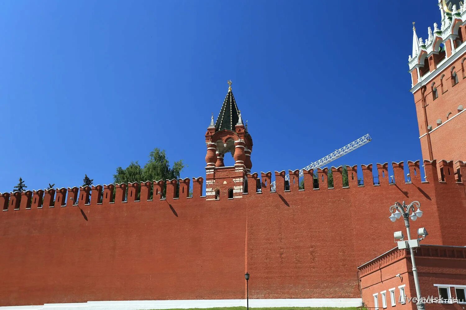 Самое высокое здание кремля. Царская башня Московского Кремля. Царская башня на кремлевской стене. Стены и башни Московского Кремля. Спасская башня Кремля.