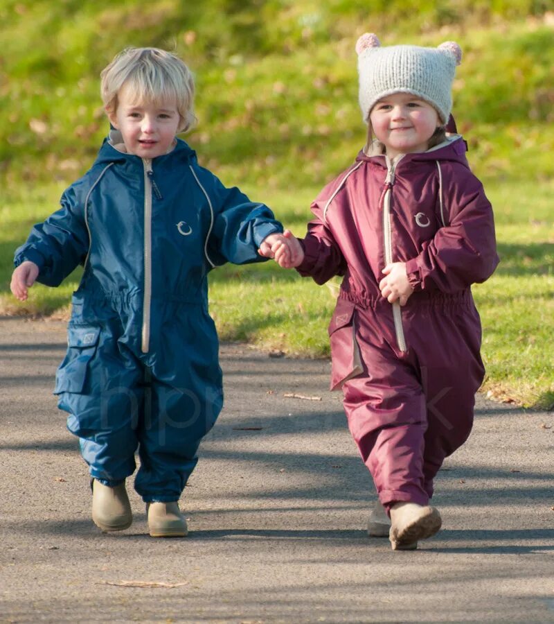 Дети одевались потеплее. Дети на прогулке. Одежда для детей. Одежда для прогулок с ребенком. Прогулки с малышом.
