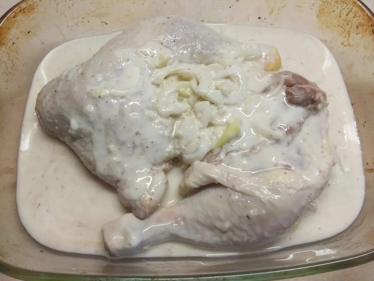 Вареная курица в холодильнике. Куриный окорочок в сметанном соусе. Вареная курица. Вареная курица в духовке. Окорочка в майонезе.