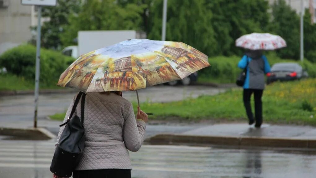 Лето жара девушки. Жаркого лета не будет. Жаркого лета не будет. Девушки в жару. Прохладно и дождливо.