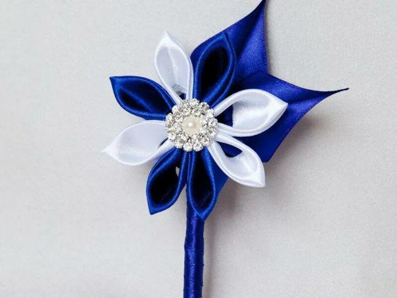 Бутоньерки для гостей из лент атласных. Бутоньерка для жениха из ленточек. Бутоньерка из ленты своими руками. Бутоньерка для жениха. Бутоньерка из атласных лент.