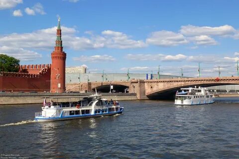 Теплоход река
