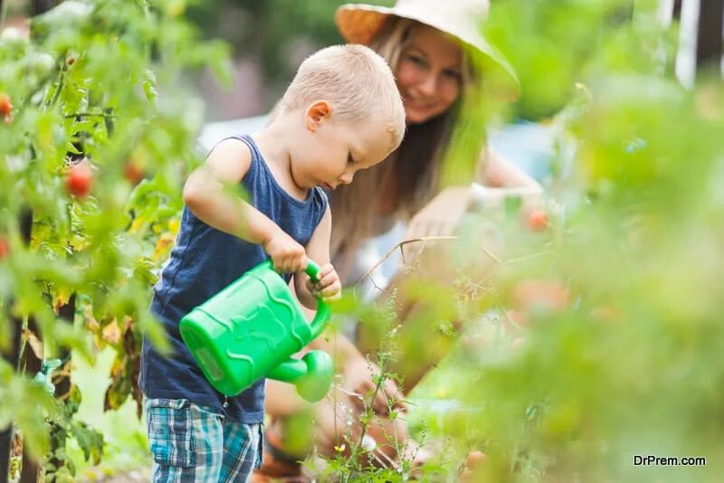 In the garden mom. Дача летом. Мама с дочкой сажают цветы. Женщина на даче выращивает цветы. Дача для детей сад.