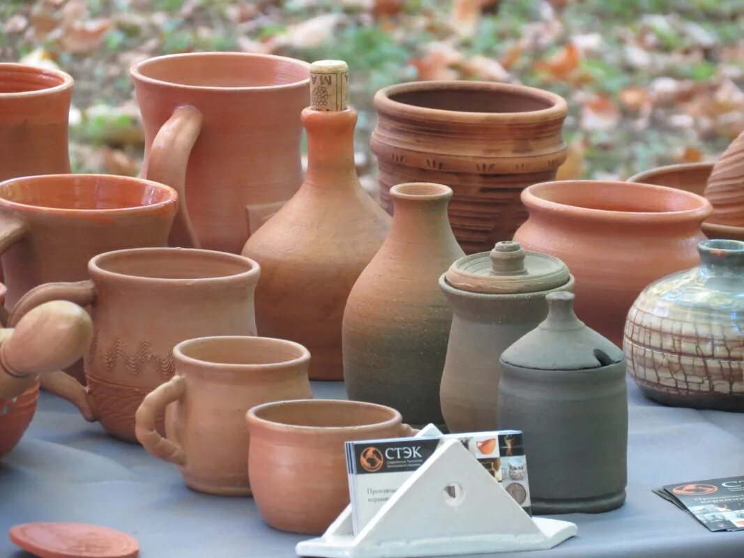 Изготовление глиняной посуды. Глиняные изделия. Гончарные изделия. Керамика гончарство. Производство керамики.