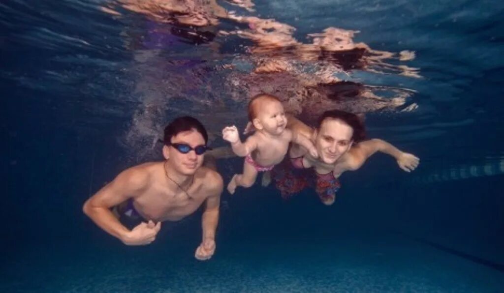 Семья под водой. Съемка в бассейне. Семейное плавание в бассейне. Подводная съемка детей в бассейне. Мама я плыву москва