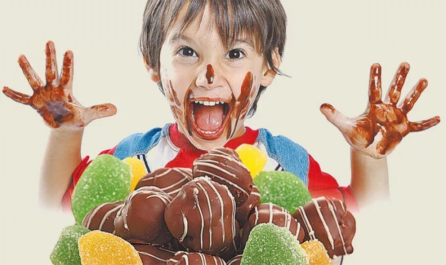Все ест все давай сладкое любит. Сладости для детей. Дети едят сладости. Конфеты детям. Ребенок ест сладкое.