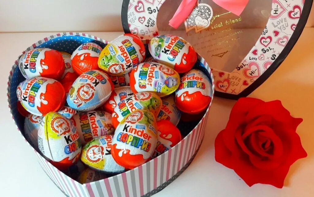 Коробка киндеров сюрпризов. Киндер. Просто киндеры. Киндеры сюрпризы. Kinder сюрприз.