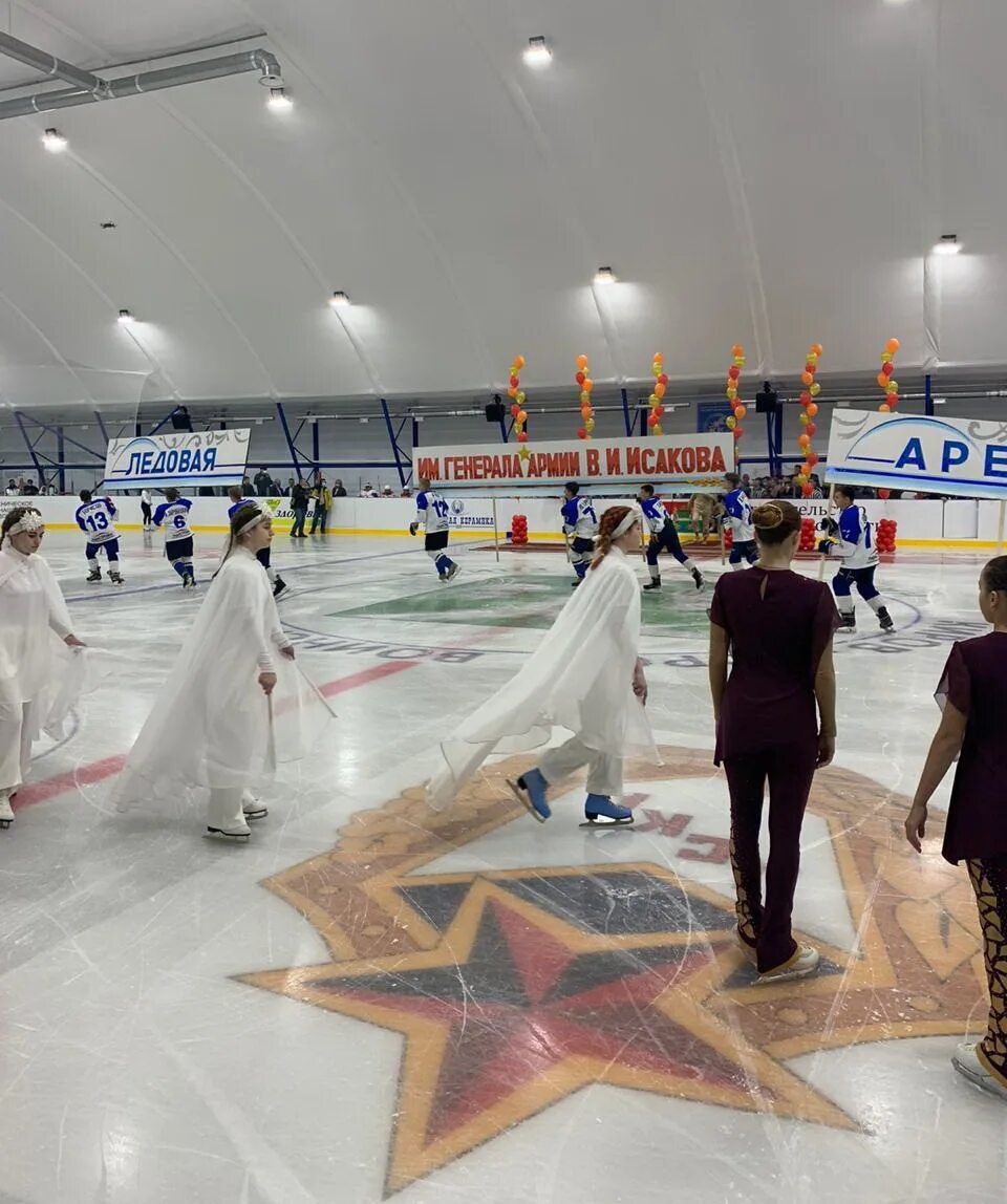 Ледовая арена исакова в кирове. Ледовый дворец киров калужская область. Ледовая арена исакова в кирове. Ледовая арена калуга. Юнармия киров калужская область.