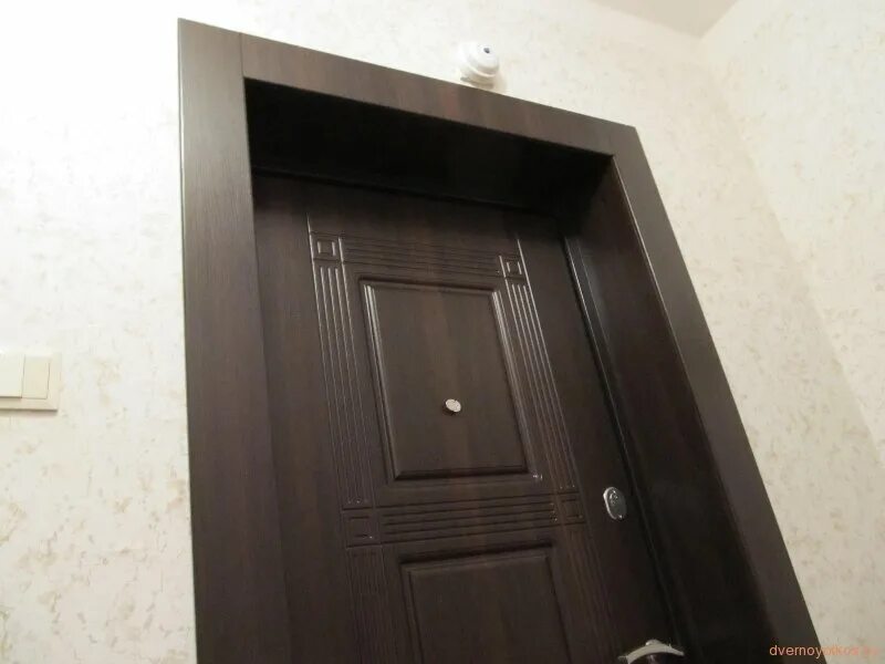 Откос двери. Как отделать дверь доборами. Отделка откосов входной двери. Отделка косяков входной двери. Добор дверной входной 400мм.