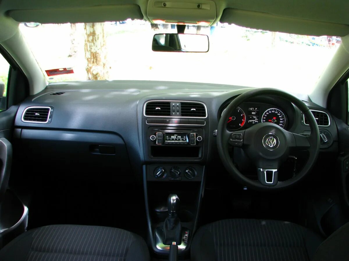 Фольксваген поло 2012 салон. Фольксваген поло 2012 салон. Поло 2012 салон. Vw polo 2012. Фольксваген поло седан 2012 салон.