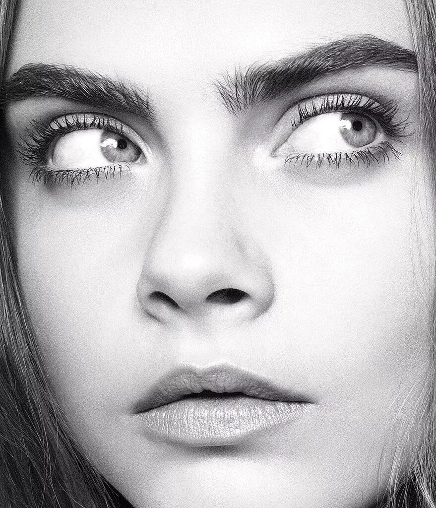 Cara Delevingne портрет чб. Злые брови