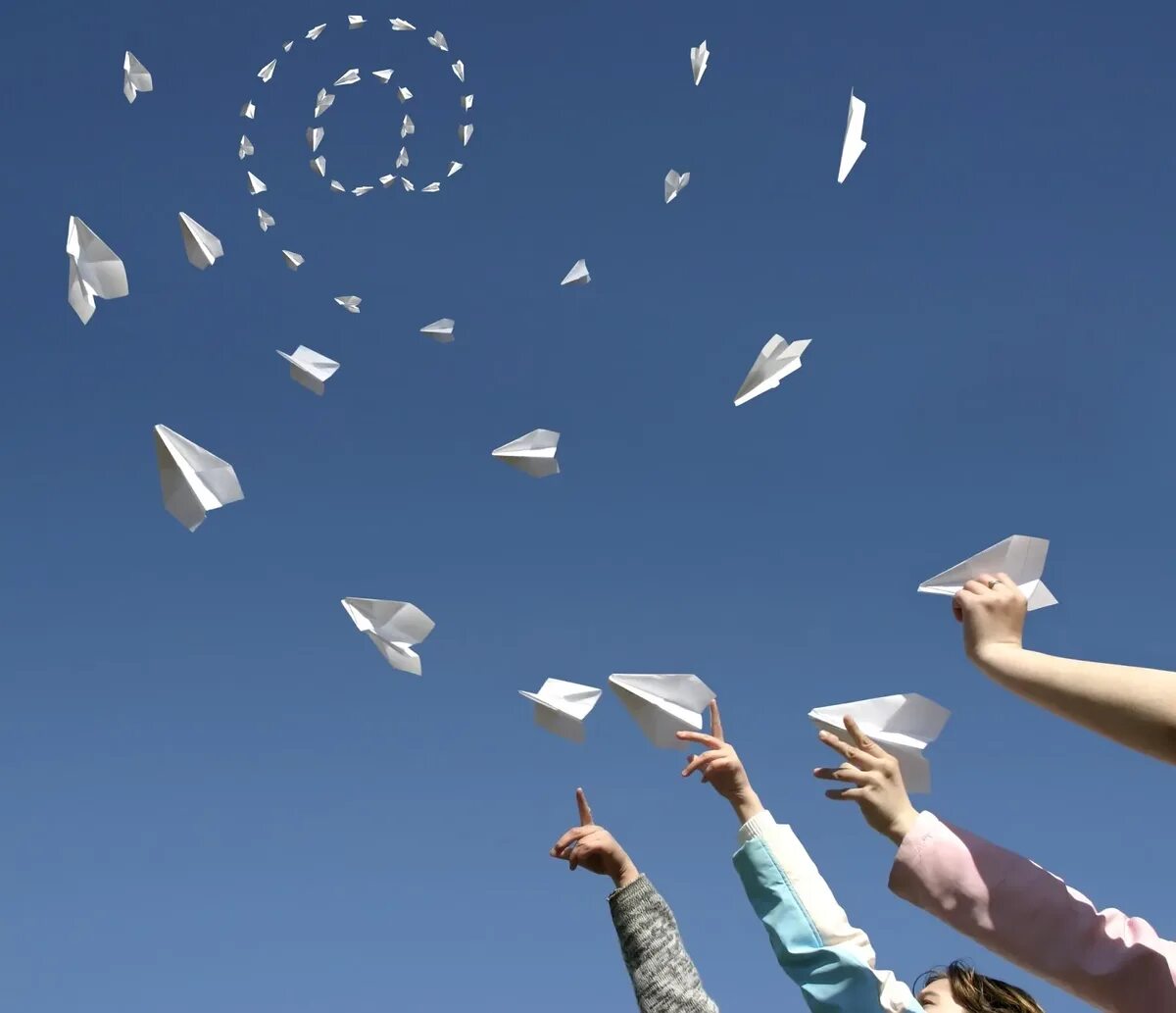 Листья подбросить вверх. Девушка в прыжке. Человек в полете. Человек в воздухе. Отец подбрасывает сына.