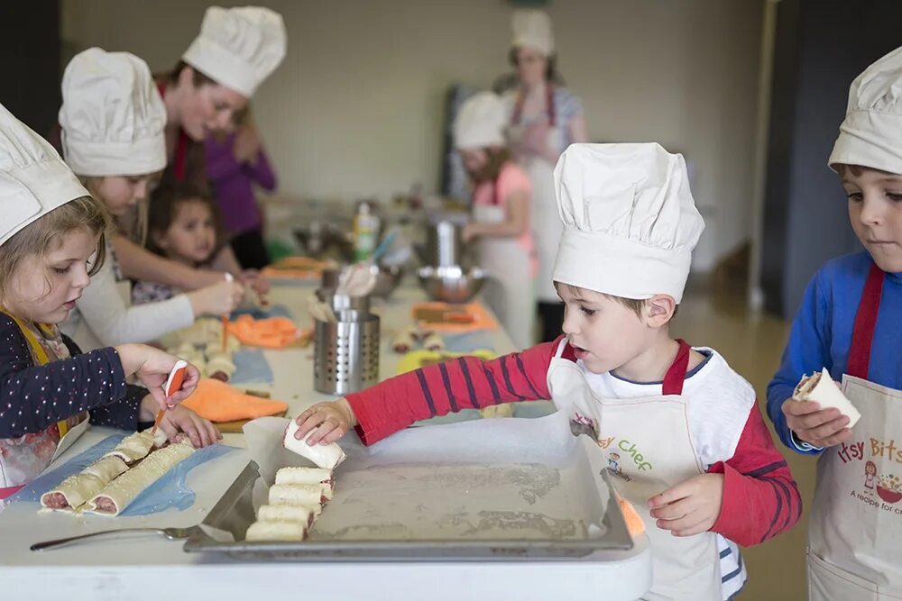 Cook kid. Повар в садике. Повар для детей в детском саду. Фотосессия в детском саду поваром. Готовим с детьми в детском саду.