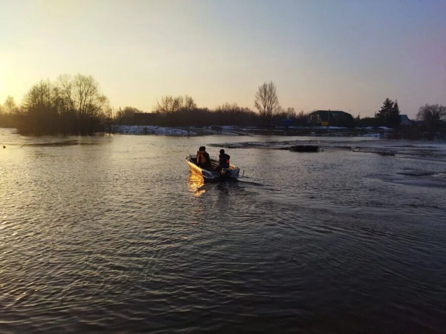 Лодочная переправа. Весенний паводок. Весеннее половодье. Вода река.