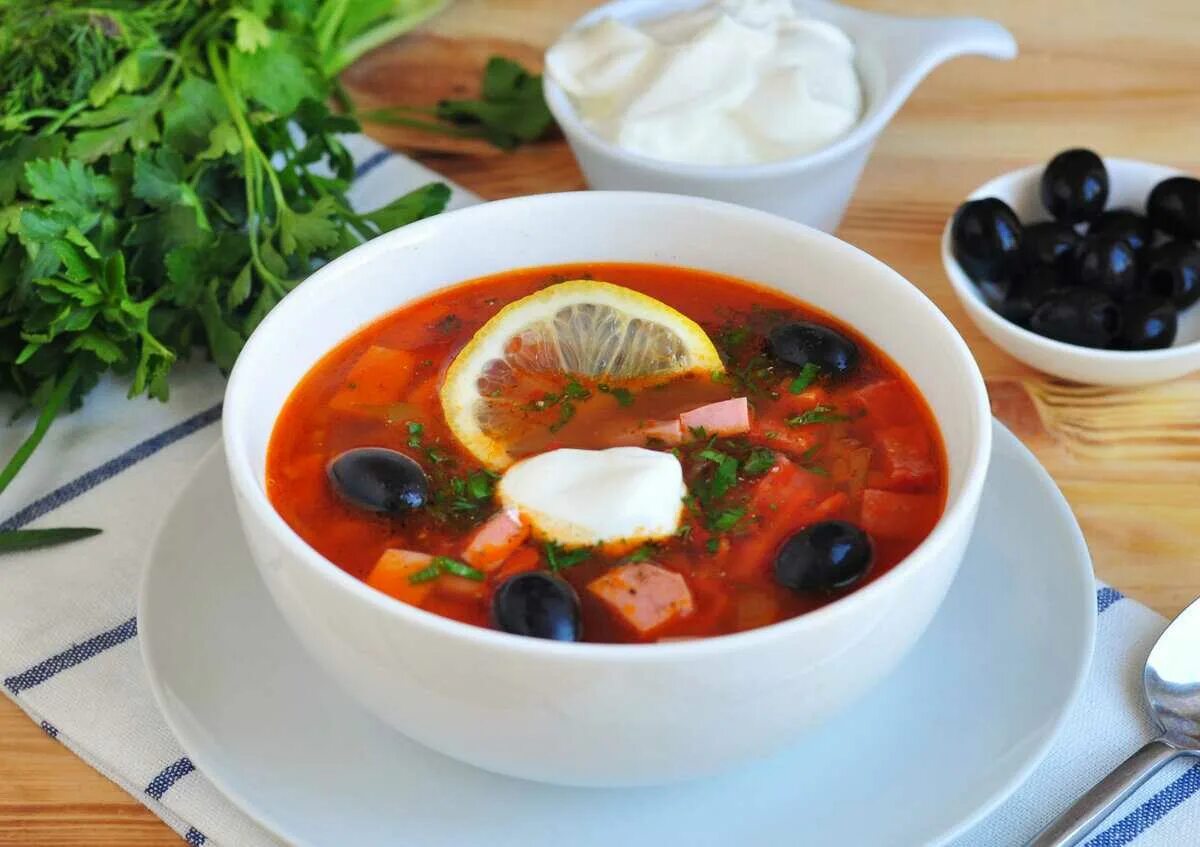Рецепт солянки с колбасой и оливками