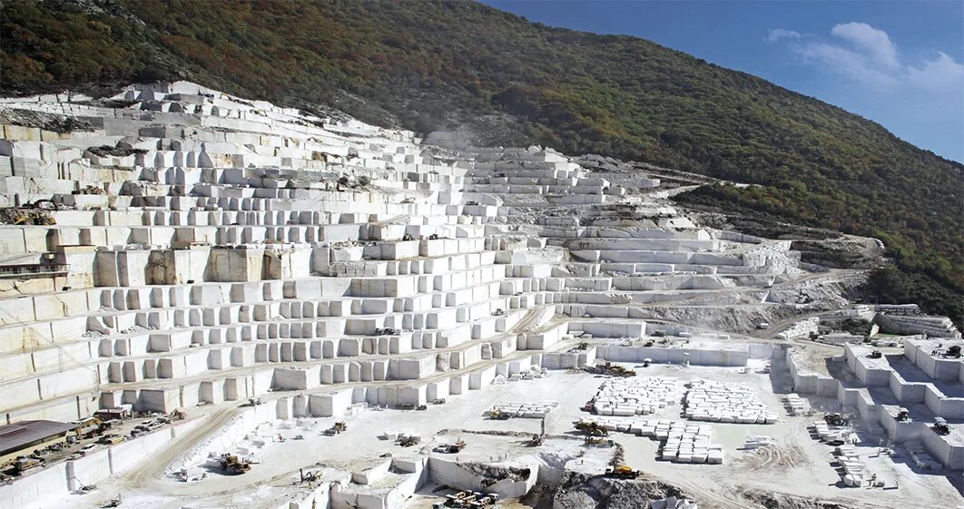 мраморный карьер в греции. каррарский мраморный карьер. мрамор в италии в каррара. тасос греческий мрамор. итака греция руины.