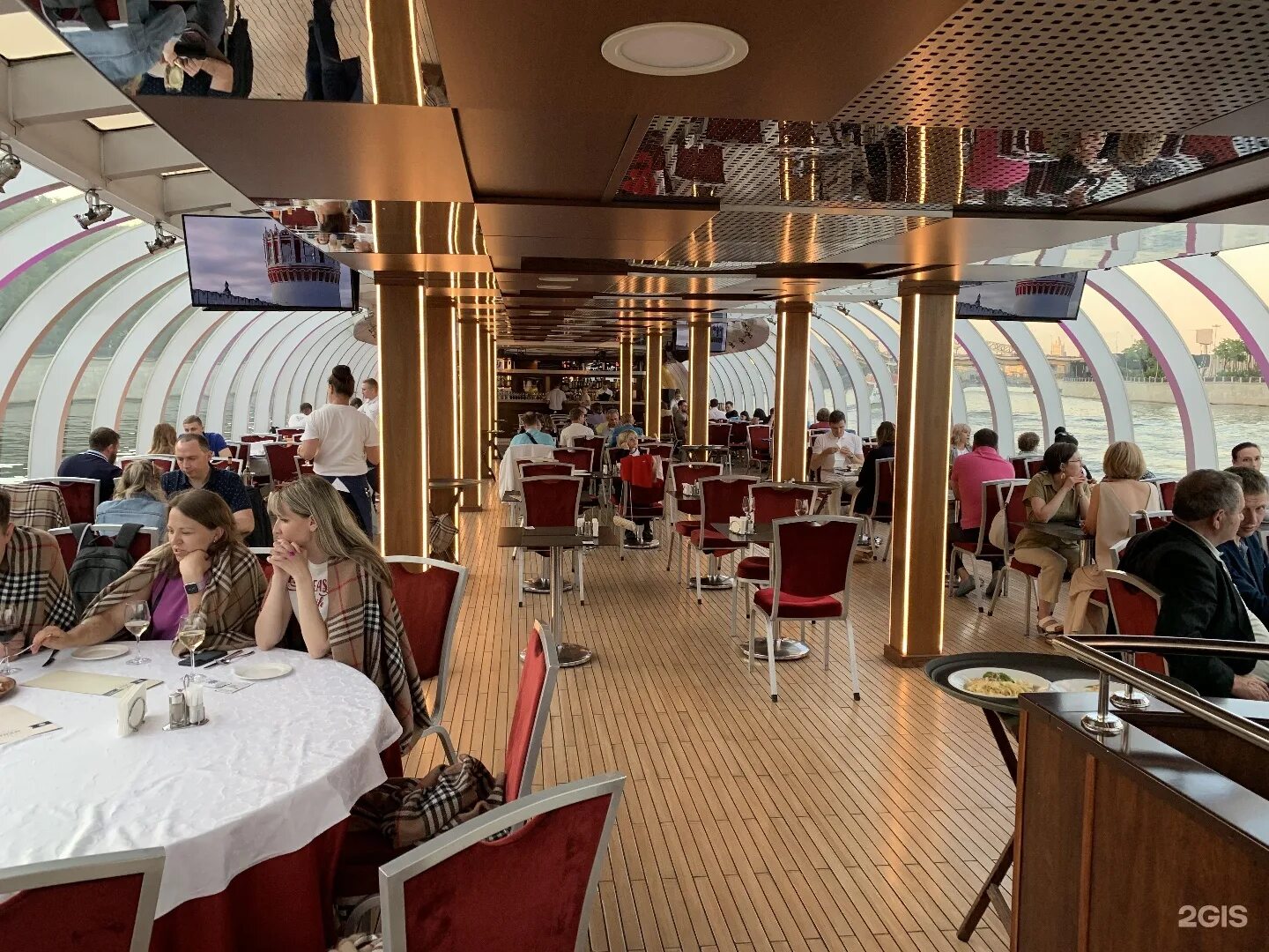 Москва набережная тараса шевченко рэдиссон ройал. Яхта-ресторан рэдиссон ройал. Флотилия рэдиссон ройал москва. Теплоход москва река рэдиссон. Корабль рэдиссон роял москва.