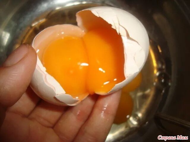Два желтка примета. Двухжелтковое яйцо. Яйцо с двумя желтками. Двойной желток в яйце. Куриные яйца с ярким желтком.