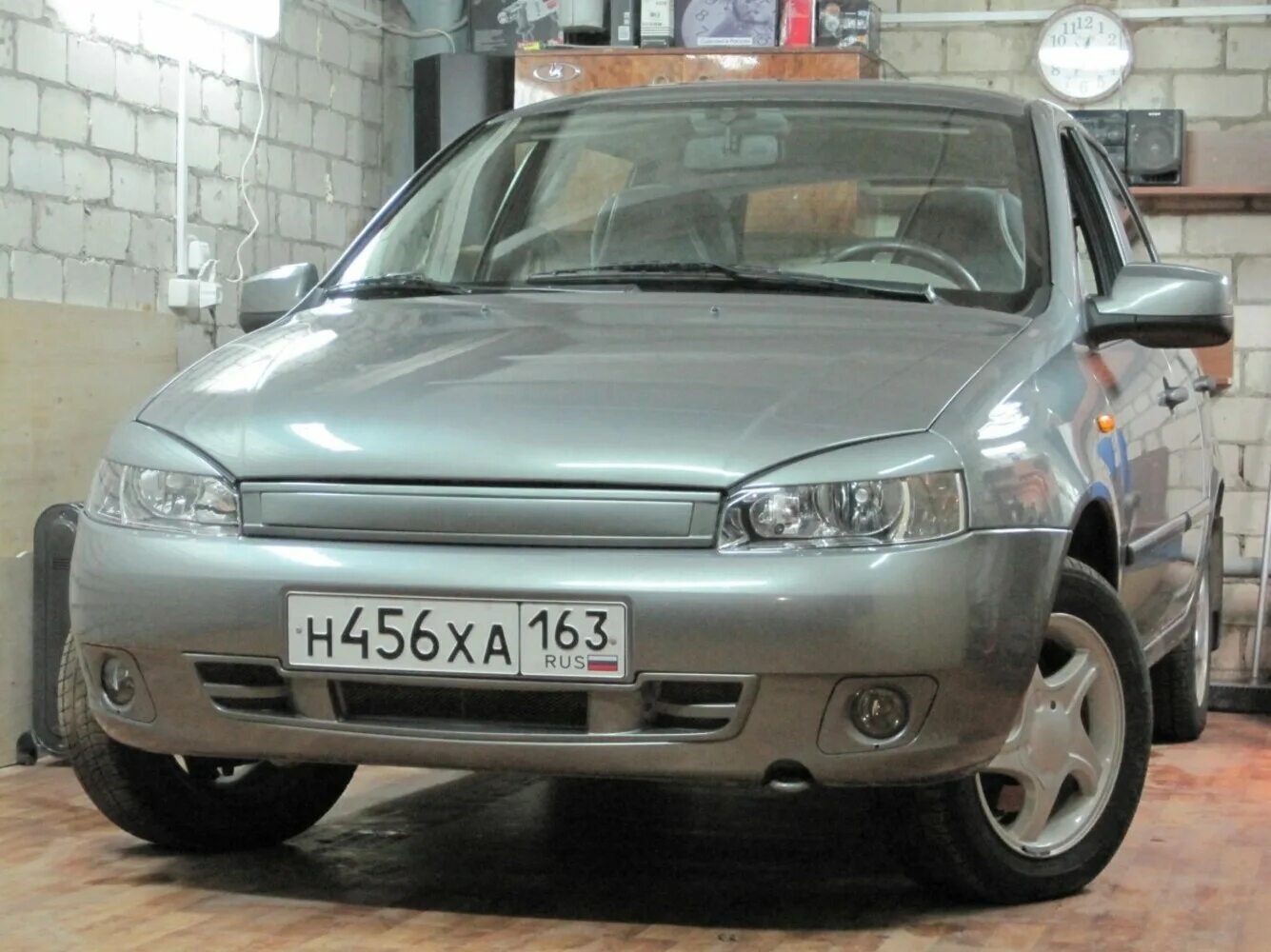 Картонка на радиатор ваз 2110. Утеплитель на мотор автомобиль калина-2. Закрыть радиатор калина 1. Закрытая решетка радиатора на калину 2. Ваз 1119 калина решетка радиатора.