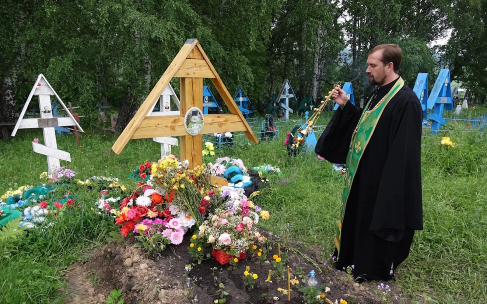 12 мая можно идти на кладбище. Священник на кладбище. православная могила. могилы священнослужителей. пасха на кладбище.