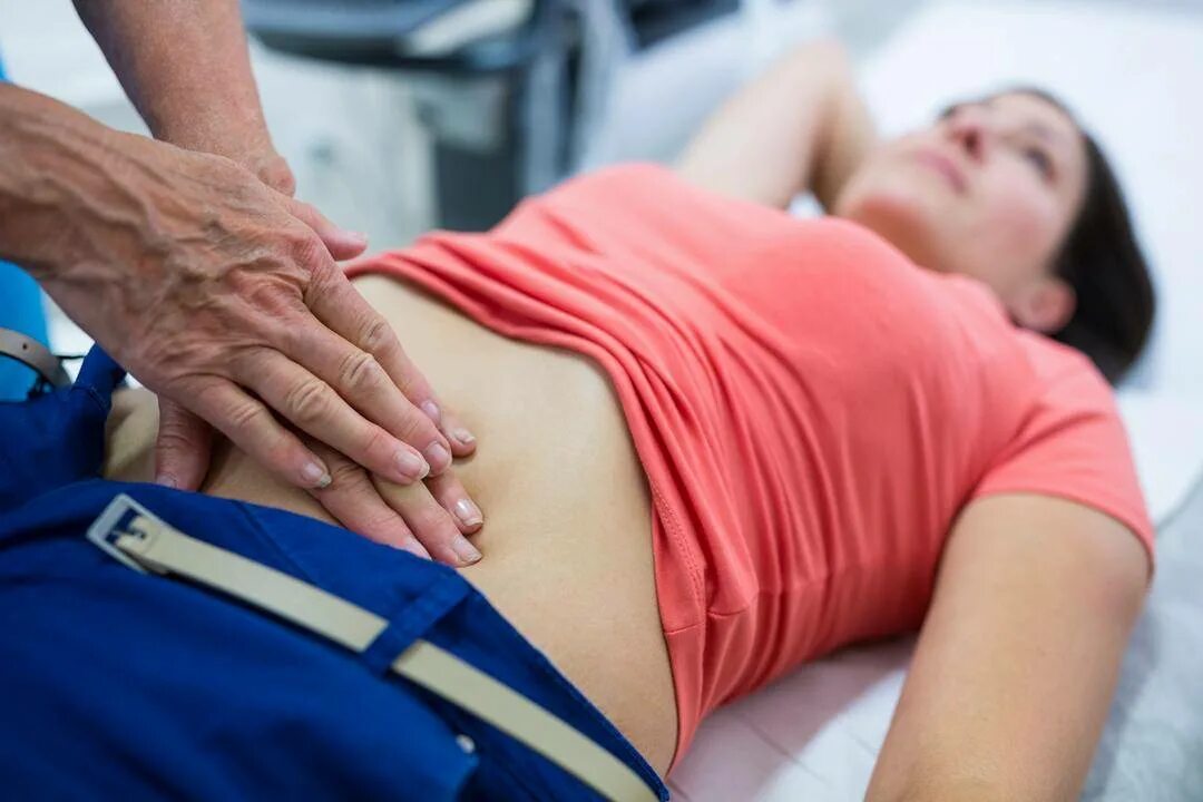 Общий осмотр живота. Пальпация живота у женщин. врач пальпирует живот. врач осматривает живот.
