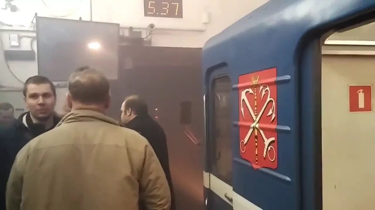 Машинисту стало плохо. Машинисту стало плохо. Мальчик в метро. Машинист московского метрополитена. Машинисту стало плохо.