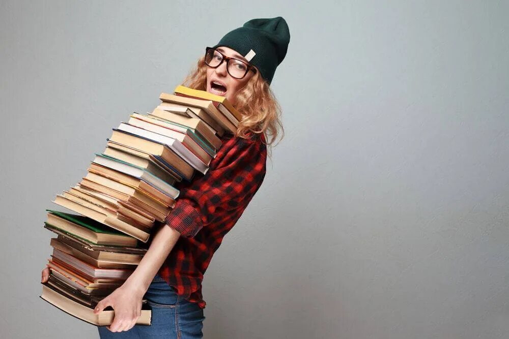 Read a lot of books. Читатели в библиотеке. Девушка с кучей книг. Знания фото. Девушка с книгой.