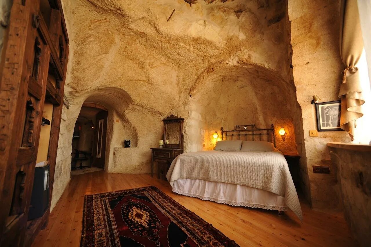 Cave home. Cave Hotel Каппадокия. Пещерный отель Каппадокия Турция. Дом пещера в Каппадокии. Отели в скалах в Каппадокии.