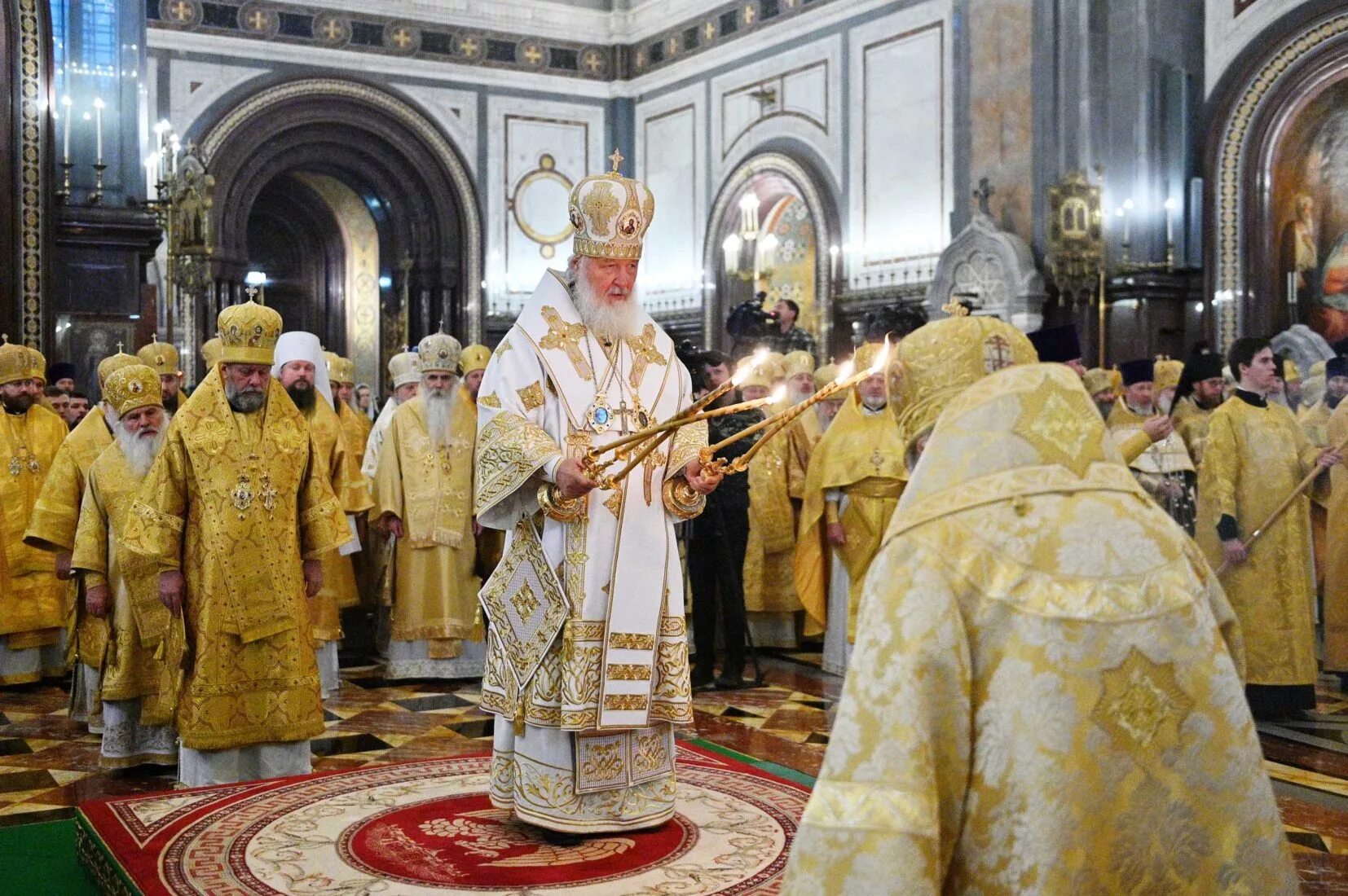 Священник с евангелием. Патриаршая кафедра в храме христа спасителя. Божественаяли́турги́я. Чинопоследование божественной литургии святителя иоанна златоуста. Святая литургия.