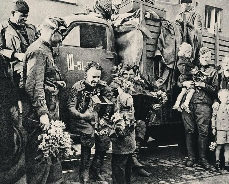 Фото победы великой отечественной войны 1945. Встреча советских солдат 1945. Дети Великой Отечественной войны май 1945. Встреча советских войск в Праге 1945.