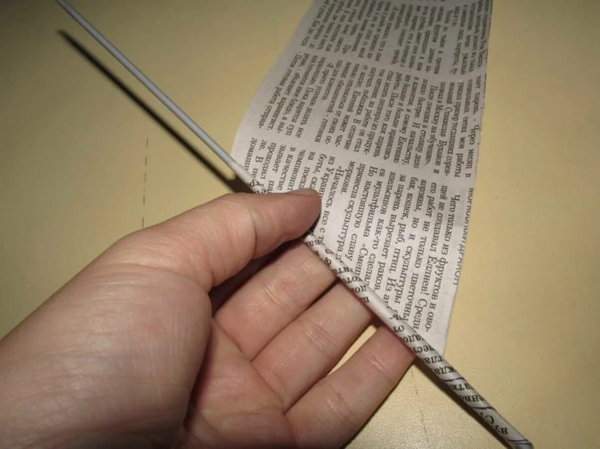 Как сделать трубочку из бумаги. Крутим газетные трубочки. Бумажные трубочки для плетения. Трубочки из бумаги для плетения. Заготовка газетных трубочек.