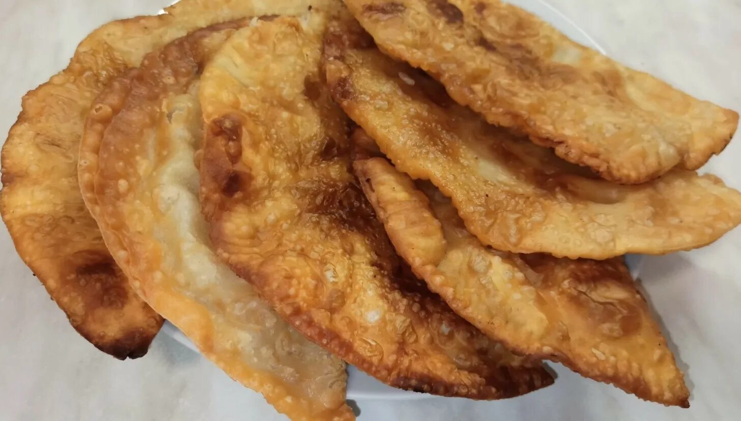Как приготовить хрустящие чебуреки. Чебуреки с мясом. чебуреки на заварном тесте. сочный чебурек с мясом. чебуреки на тарелке.