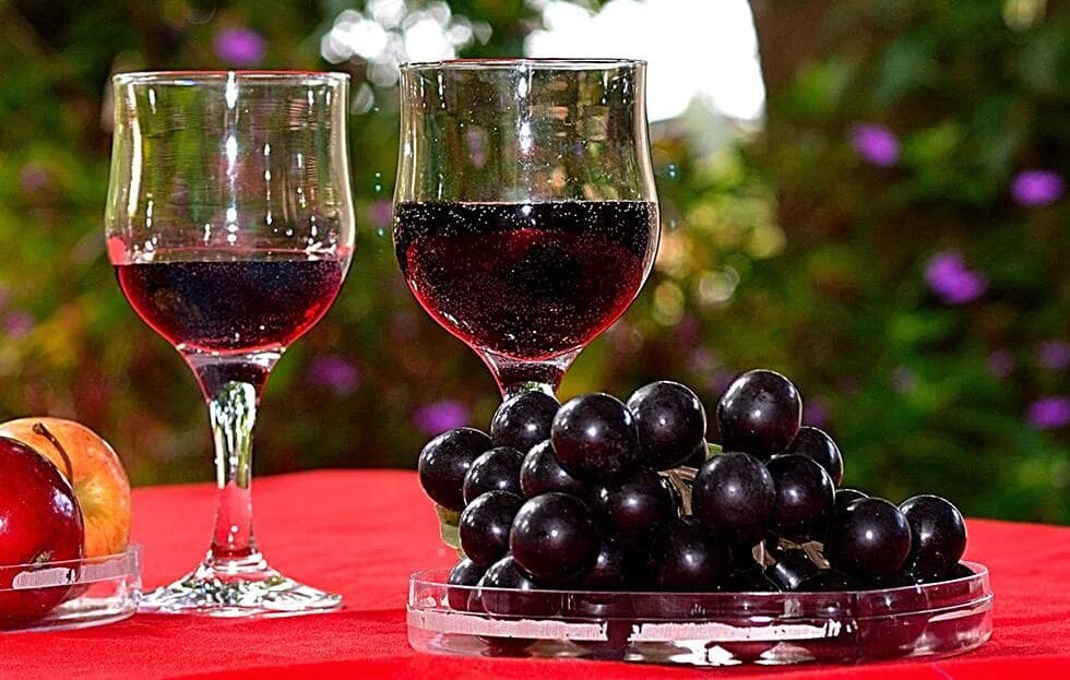 Десертное вино из винограда. Домашнее вино. Вино из винограда. Красное виноградное вино. Вино из красного винограда.