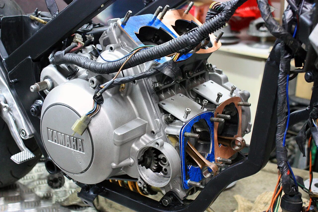Мотор ямаха тдм 900. Двигатель ямаха р1. Мотор yamaha r1. Мотором yzf-r1. Двигатель мотоцикла ямаха 250.