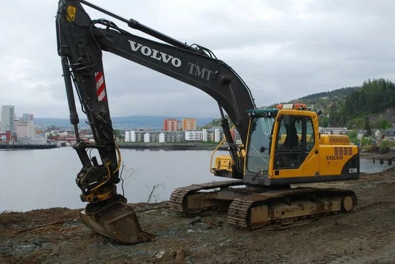 Экскаватор hitachi zx180lcn. Экскаватор гусеничный jcb js220lc. Экскаватор volvo ec210blc. Гусеничный экскаватор volvo ec350d. Гусеничный экскаватор jcb js305lc.