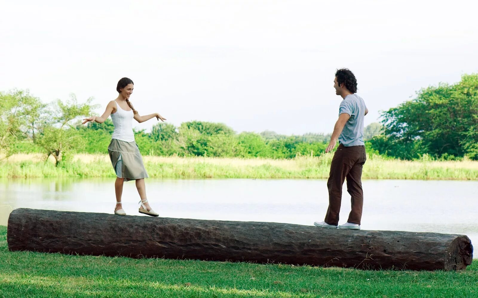 Парень и девушка встречают рассвет. Постепенное сближение. Влюбленные пары. Гармоничные отношения в семье. Экологическая глобализация.