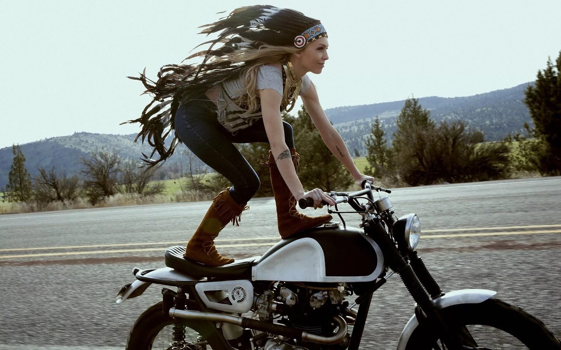 Мототаня озолина. Татьяна мотоциклистка. Москва сити фотосессия на мотоцикле. В платье на мотоцикле. Девушка на мотоцикле в красном платье.