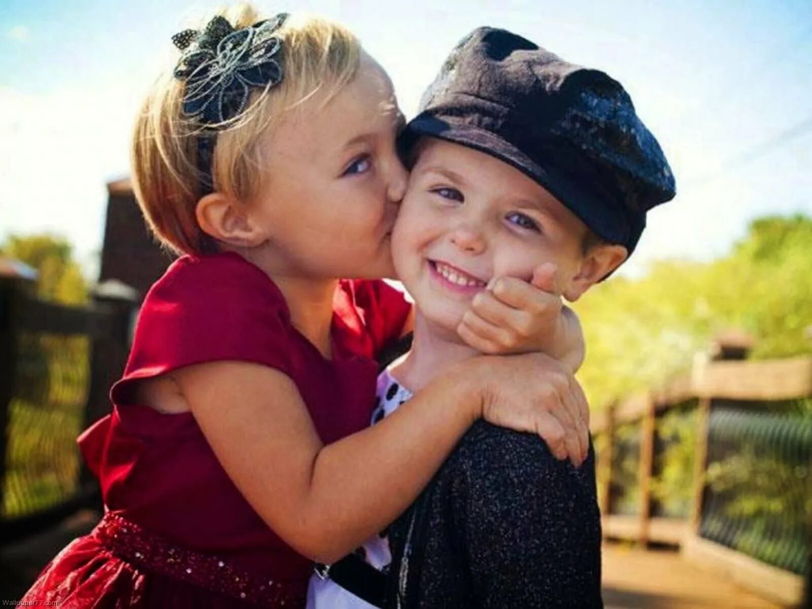 Почему маленькие дети любят. Детский поцелуй в щечку. Дружеский поцелуй. Мальчик и девочка обнимаются. Дети мальчик и девочка.