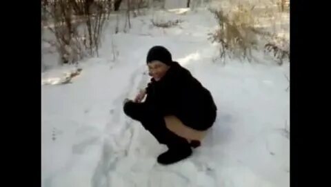 Пацан какает