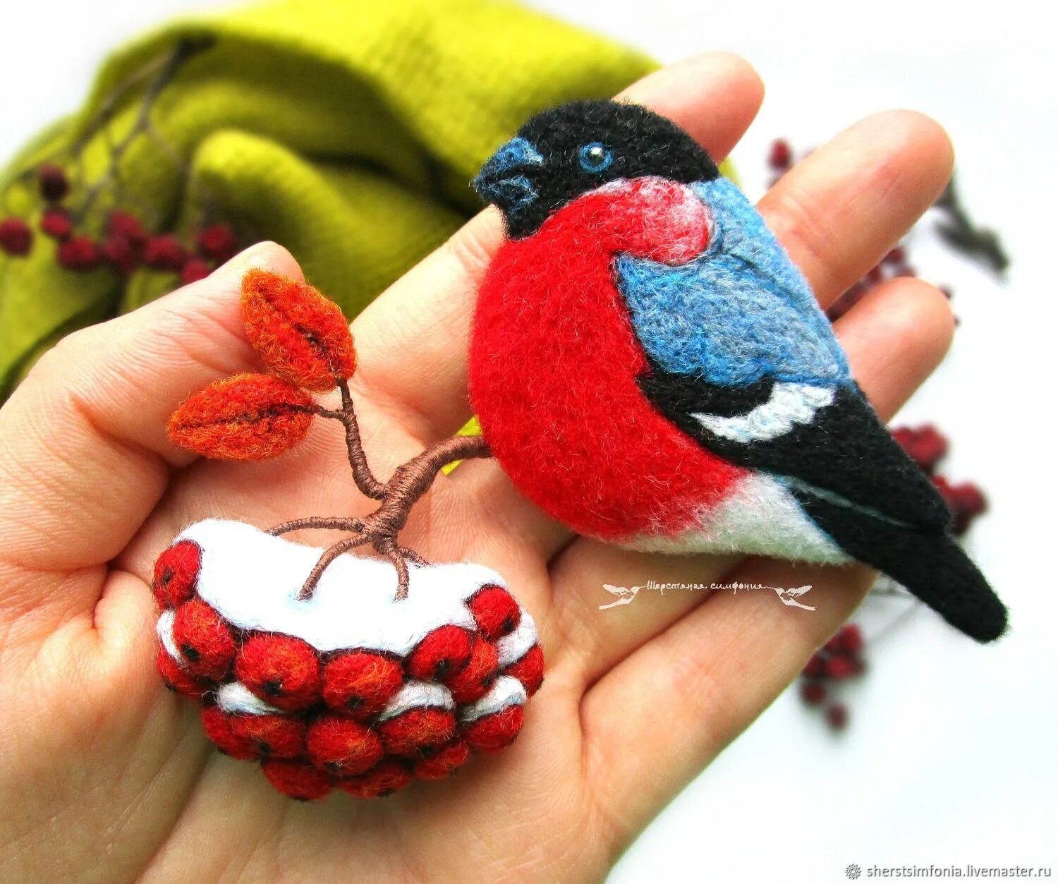 Брошь снегирь из валяной шерсти. Валяная брошь снегирь. Брошь валяная снегирь мк. Сухое валяние снегирь. "снегирь" (виктория козырь).