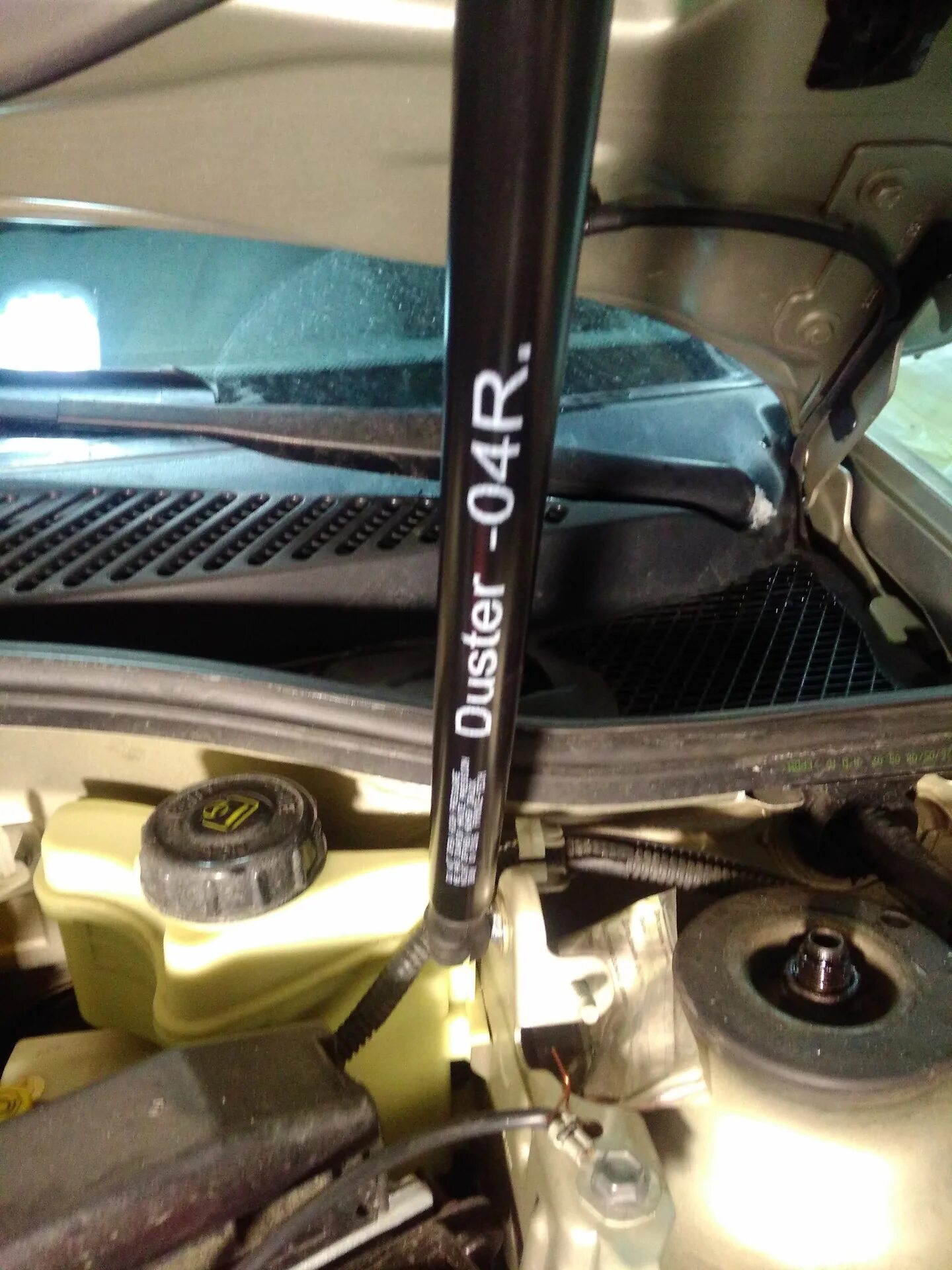Газовые упоры капота renault symbol 2006. Регулируемый упор капота renault duster. Упор капота рено дастер. Газовые упоры капота lancaster. Kangoo 3 газовый упор капота.