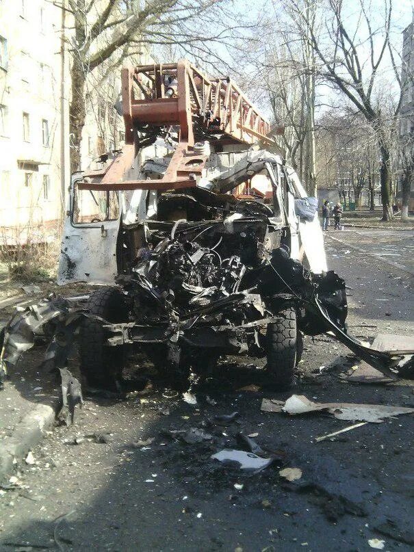 Обстрелянная машина. Машина попала под обстрел. Камаз попавший под обстрел. Машина попала под обстрел. Обстрел автобуса в стародубе.