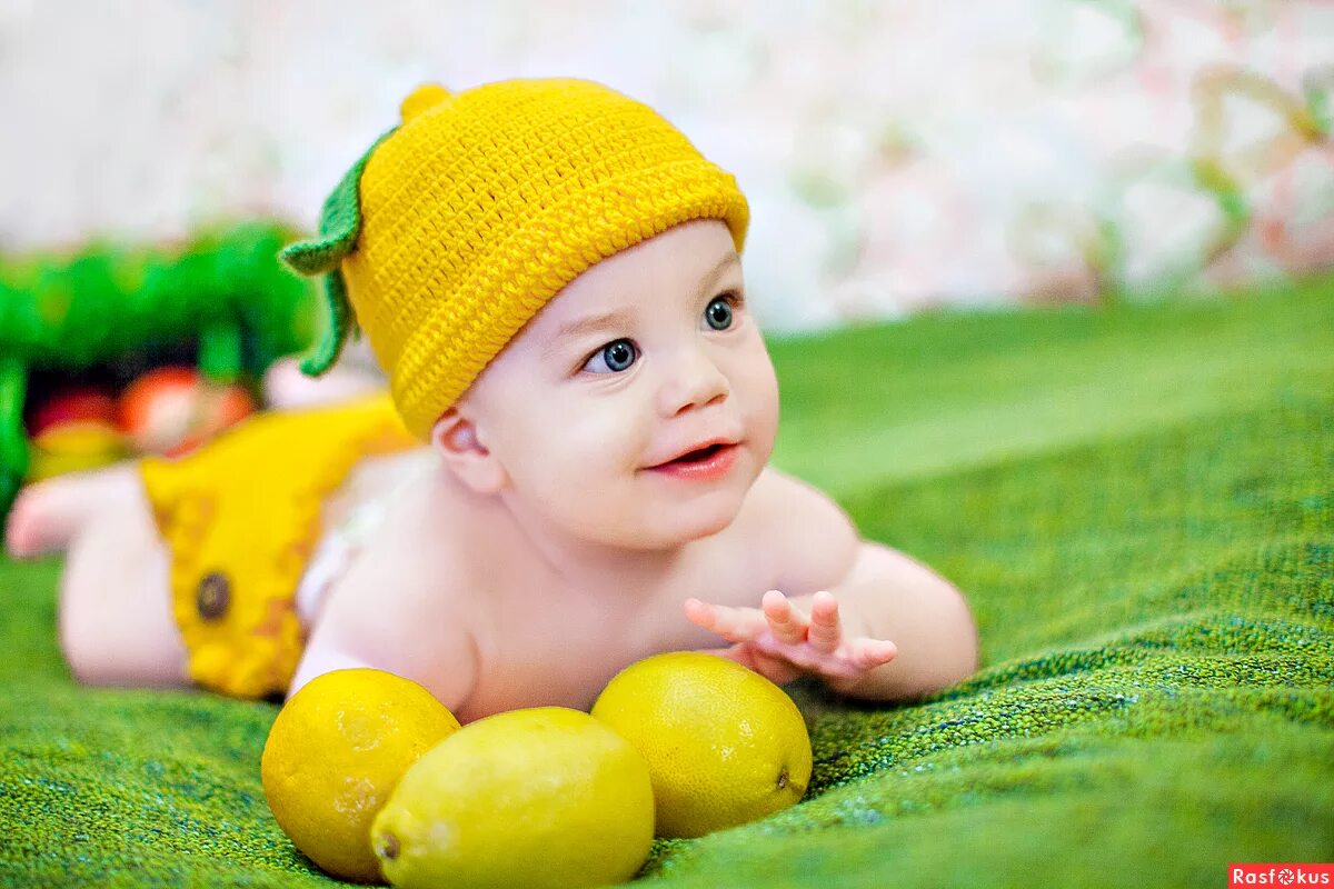 Яркая фотосессия для детей. Дети радость удивление. Новорожденный в цветах. Ярко малыш. Яркая детская фотография.