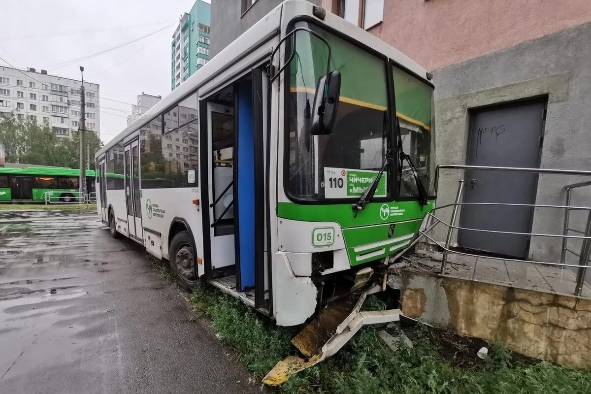 Авария автобус Челябинск. Авария автобуса в Челябинской. Автобус врезался в автобус Челябинск. В челябинске расстреляли автобус